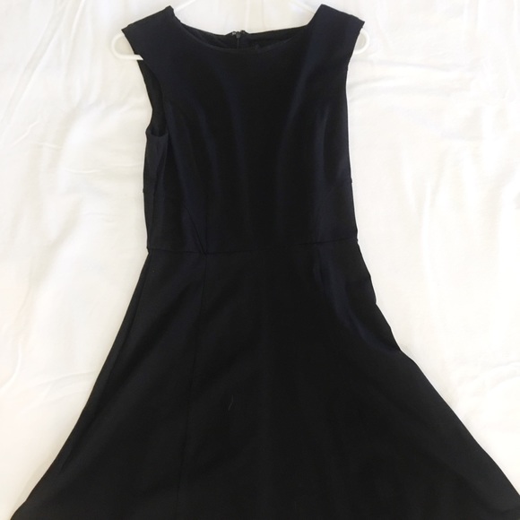 Knee length structured black dress - Picture 1 of 3